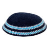 Kipá tejida azul lineas azules con blanco