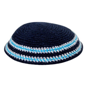 Kipá tejida azul lineas azules con blanco