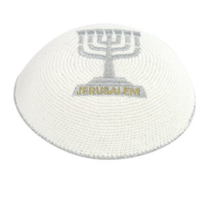 Kipá tejida blanca Menoráh Jerusalém 16,5 ctms.