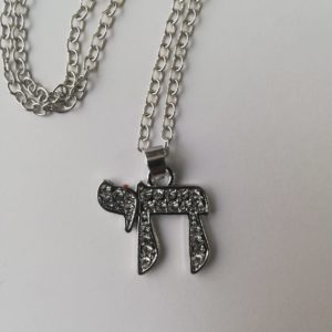 Cadena y dije hey Yud plateado con piedras brillantes