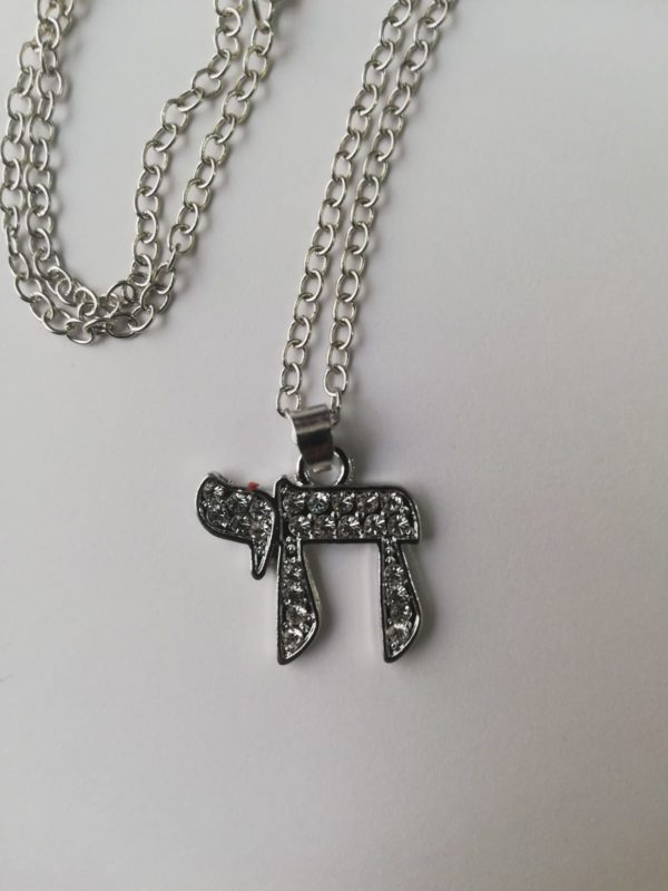 Cadena y dije hey Yud plateado con piedras brillantes