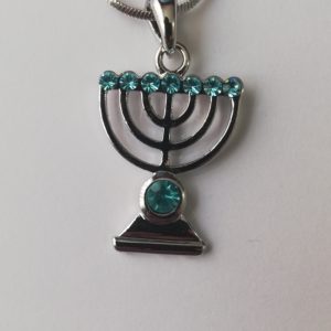 Cadena y dije menorah piedras incrustadas azul plateado