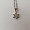 Dije Magüen David en plata con piedras