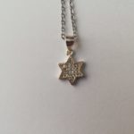 Dije Magüen David en plata con piedras