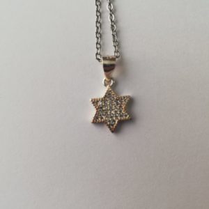 Dije Magüen David en plata con piedras
