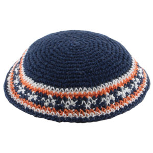 Kipá tejida azul  adornos blancos y naranja
