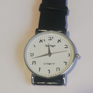 Reloj tablero blanco plateado Pulso de cuero negro 3.8 ctms.