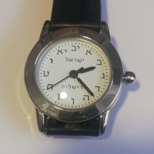 Reloj negro plateado Pulso de cuero. Dama