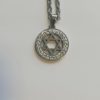 Dije y cadena Magüen David plateada con piedras redondo