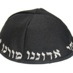 Kipá negro atributos de Mashiaj  24 ctms.