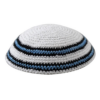 Kipá tejida blanca adornos negros y azules 16 ctms