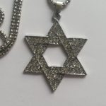 Dije y cadena Magüen David plateada con piedras