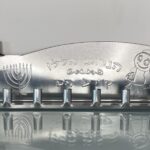 Janukiya estaño plateada “Happy Janukah”