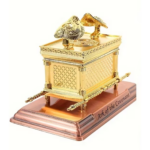 Arca del pacto dorada Base de cobre, Arca metálica, la tapa se abre. 17 x 11.5 x 10 ctms.